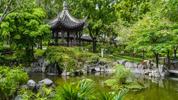 The park provides a tranquil and green environment studded with Chinese pavilions and ponds built in the Qing Dynasty style.